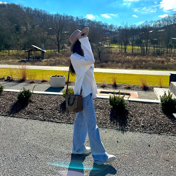 Meet your Posher, Erica. - Picture 2 of 6